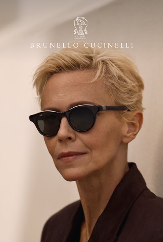 Donna che indossa occhiali da sole Brunello Cucinelli