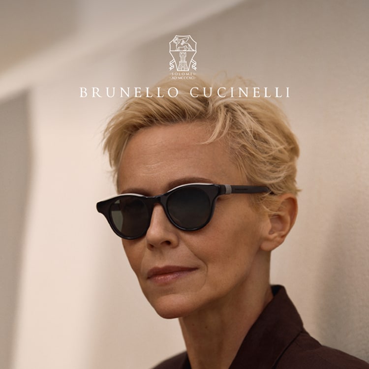 Donna che indossa occhiali da sole Brunello Cucinelli