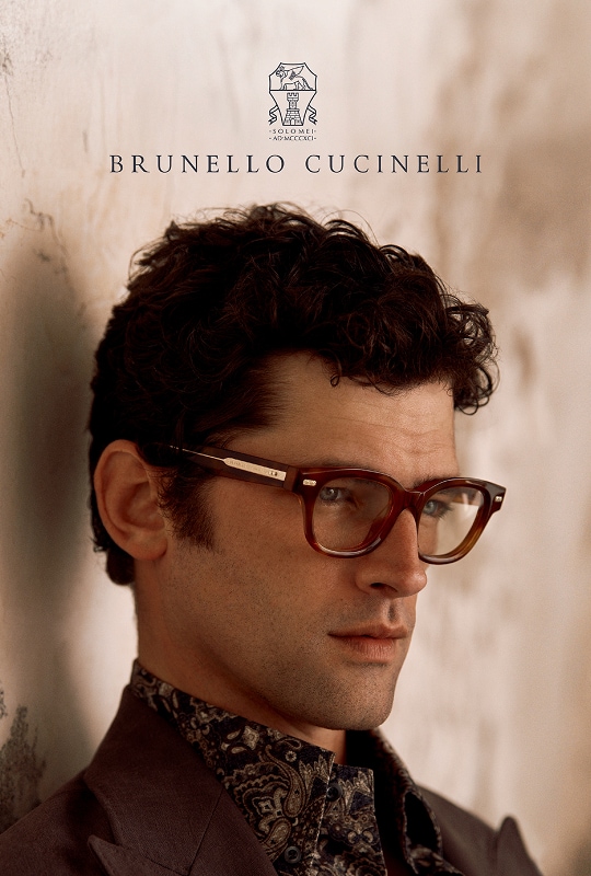 Uomo che indossa occhiali da vista Brunello Cucinelli