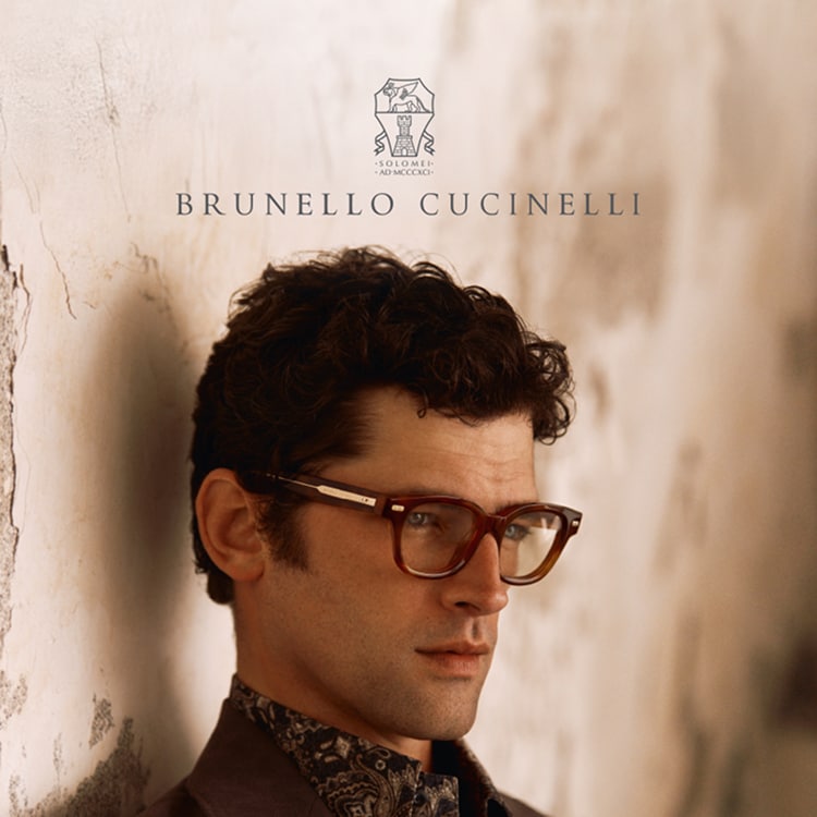 Uomo che indossa occhiali da vista Brunello Cucinelli