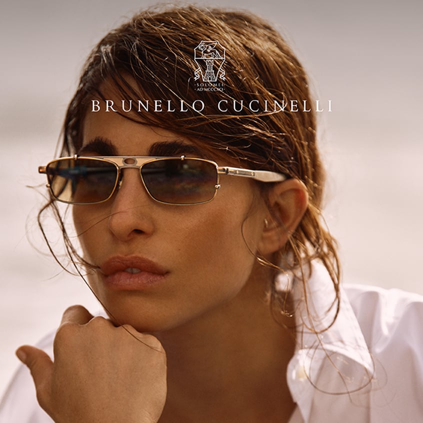 Donna che indossa occhiali da sole Brunello Cucinelli