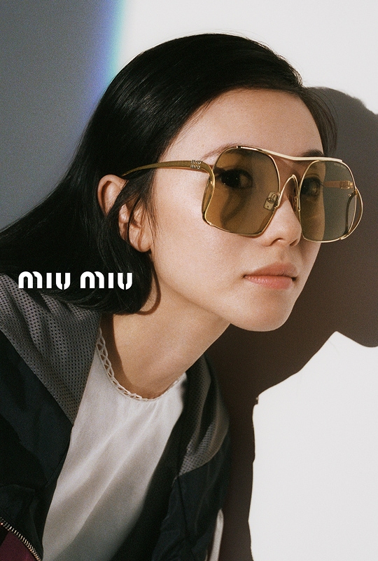 Donna che indossa occhiali da sole Miu Miu