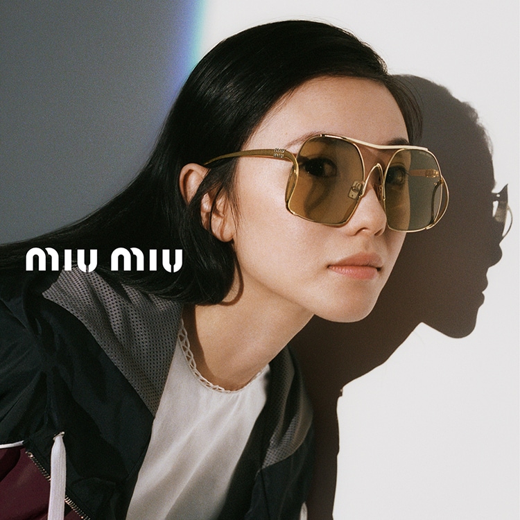Donna che indossa occhiali da sole Miu Miu