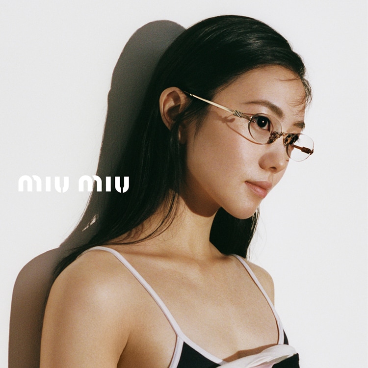 Donna che indossa occhiali da vista MiuMiu