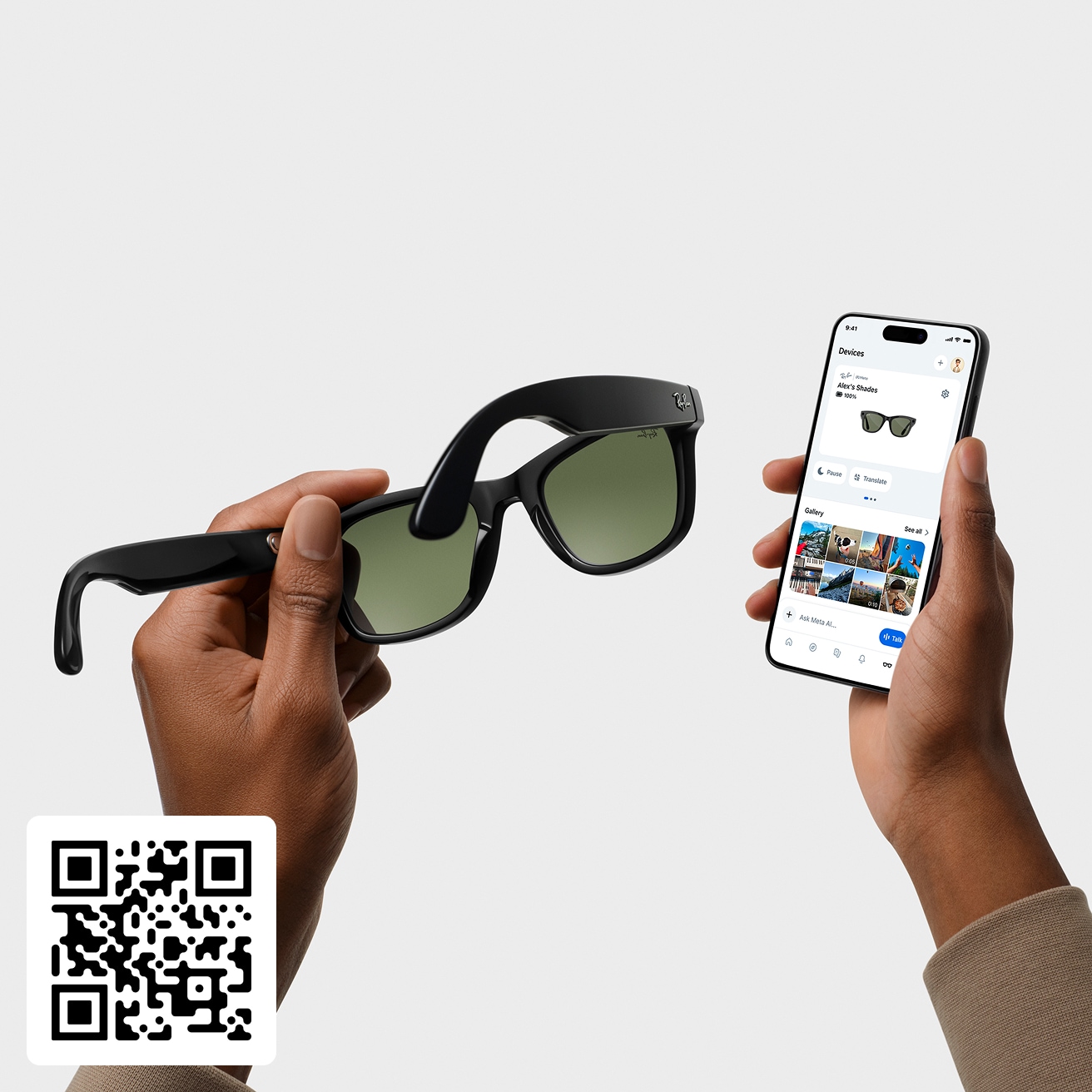 2 mani che tengono un telefono con l'app Meta AI e un paio di occhiali Meta