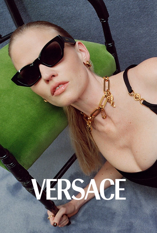 Donna che indossa occhiali da sole Versace