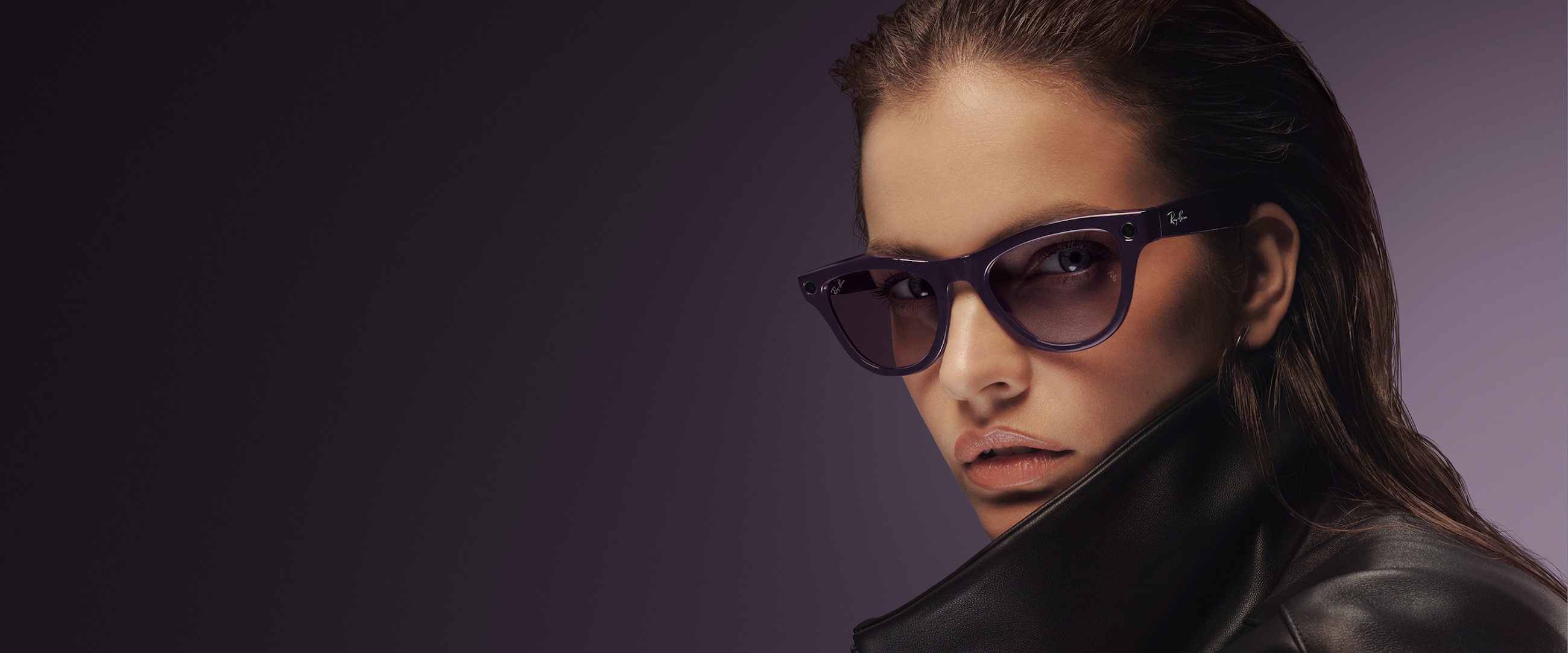 Donna che indossa occhiali Ray-Ban Meta